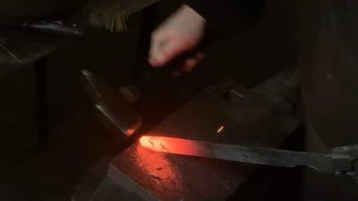 Martelage sur enclume pendant le stage en coutellerie