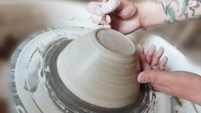 Tournage en cours pendant le stage atelier céramique et poterie en Normandie proche d'Etretat