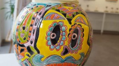 Vase en céramique d'inspiration mexicaine fait par Ludivine, céramiste qui propose un stage, un atelier et une formation en poterie en Normandie