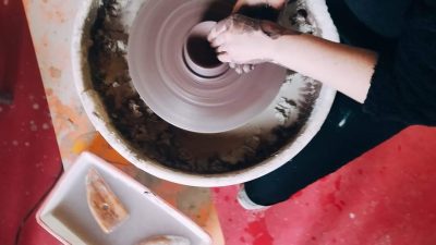 Tournage céramique sur tour de poterie pendant l'atelier stage en Normandie