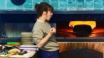 Tulip, boulangère, au four pendant le stage en boulangerie