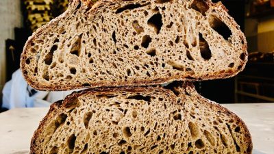 Miche coupée faite pendant le stage en boulangerie avec une boulangère