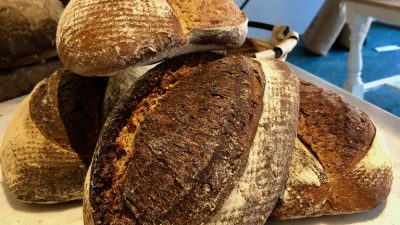 Pains faits pendant le stage en boulangerie avec une boulangère