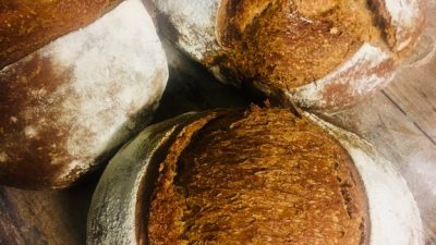 Pains faits pendant le stage en boulangerie avec une boulangère