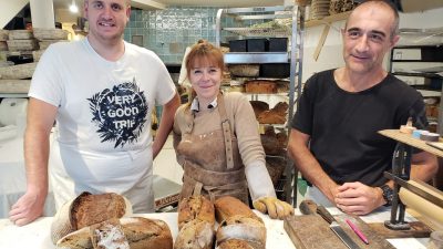 Tulip, boulangère et ses stagiaires pendant un stage en boulangerie
