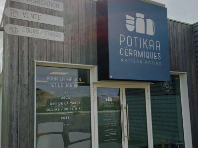Façade de l'atelier Potikaa dans lequel des formations céramique et poterie sont dispensées avec une céramiste