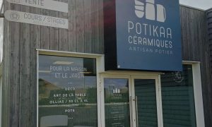 Façade de l'atelier Potikaa dans lequel des formations céramique et poterie sont dispensées avec une céramiste