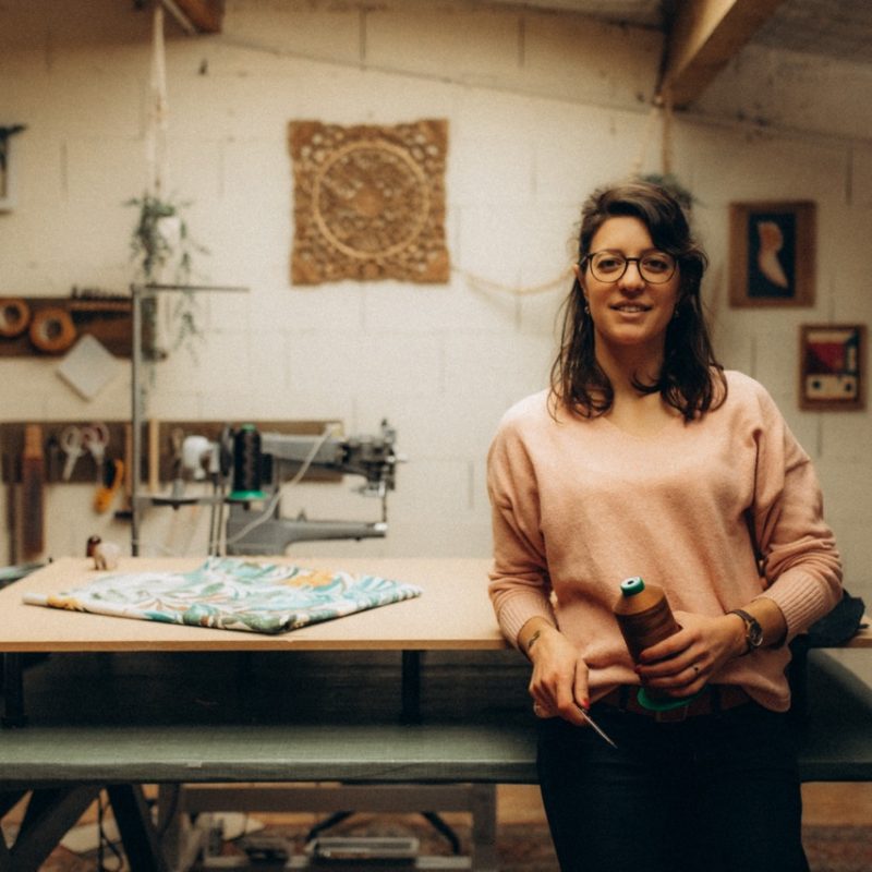 Tiphaine Roux, artisane maroquinier à Toulouse dans son atelier