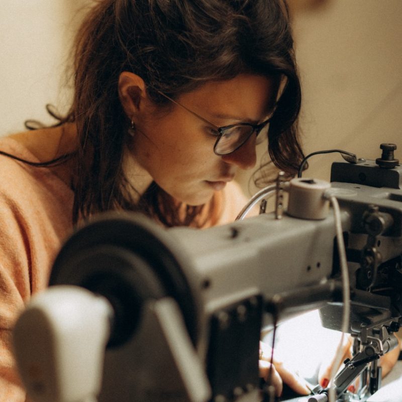 Tiphaine Roux, maroquinier à l'œuvre