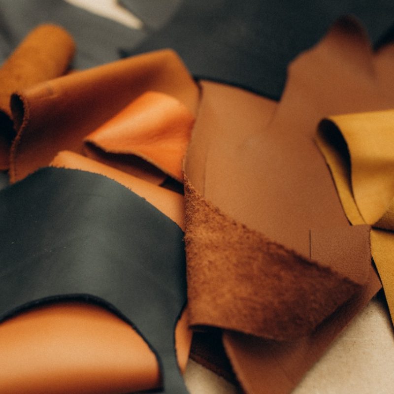 Bandes de cuir dans l'atelier de maroquinier