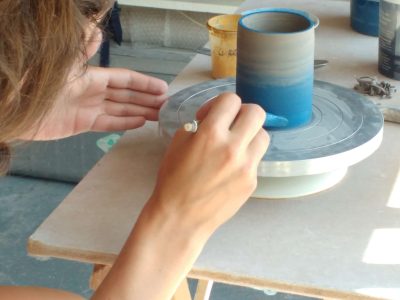 Dégradé de peinture bleue réalisé par une céramiste sur une pièce en argile lors d'une formation en céramique en Charente