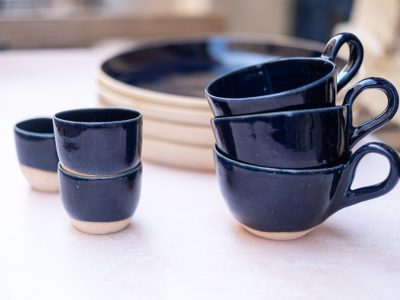 Tasses et assiettes crée par Julie pour la formation tournage céramique à Marseille