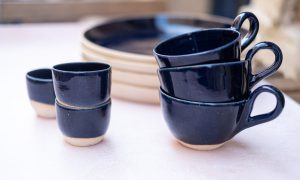 Tasses et assiettes crée par Julie pour la formation tournage céramique à Marseille