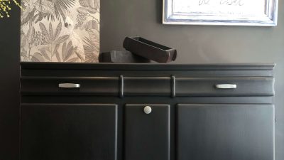 Commode noire au cours du stage de restauration de meubles en Bretagne
