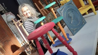 Isabel au cours du stage de restauration de meubles en Bretagne