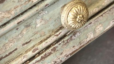 Tiroir à restaurer au cours du stage de restauration de meubles en Bretagne