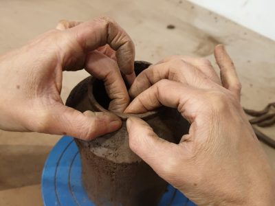 Tournage pendant les cours du soir en Céramique et poterie à Biarritz - Formation