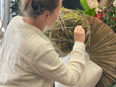 Stagiaire faisant une décoration pendant la formation fleuriste à Paris