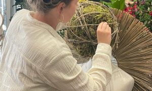 Stagiaire faisant une décoration pendant la formation fleuriste à Paris