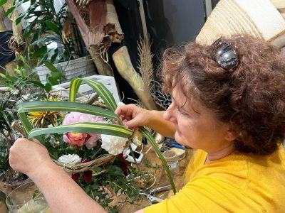 Stagiaire en pleine composition florale pendant le stage fleuriste à Paris