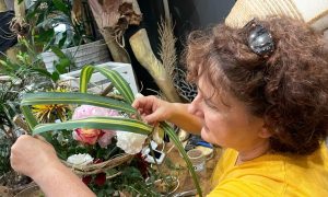 Stagiaire en pleine composition florale pendant le stage fleuriste à Paris