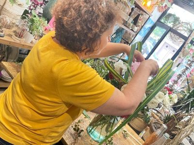 Stagiaire en pleine composition de bouquet pendant le stage de fleuriste à Paris