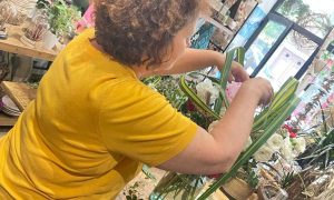 Stagiaire en pleine composition de bouquet pendant le stage de fleuriste à Paris