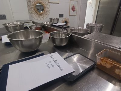 Laboratoire de pâtisserie pendant la formation pâtissier à Paris