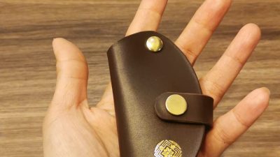 Etui en cuir marron atelier d'initiation au cuir