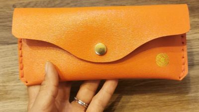 Pochette en cuir orange atelier d'initiation au cuir