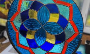 Rosace géométrique colorée Formation au vitrail Tiffany dans le Perche