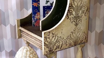 Meuble en restauration au cours du stage en Bretagne