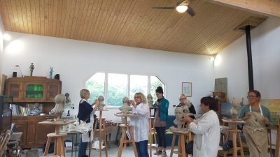Atelier de sculpteur et stagiaires pendant le stage de sculpture sur modèle vivant