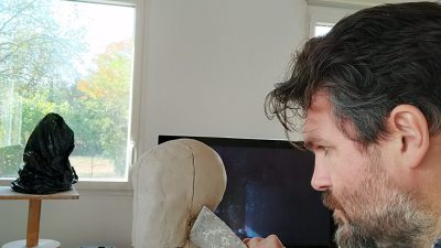 Modelage avec un sculpteur pendant le stage de sculpture sur modèle vivant