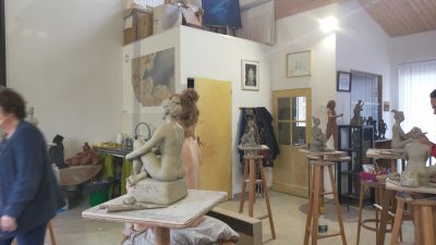 Exercice pratique pendant le stage de sculpture sur modèle vivant