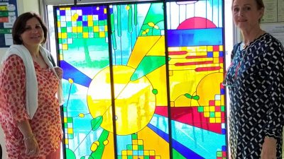 Porte-fenêtre avec des vitraux colorés stage de vitrail Tiffany dans le Gers