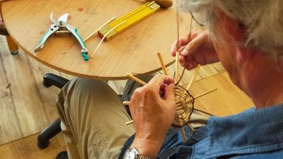Début de panier dans l'atelier de vannerie pendant le stage avec un vannier