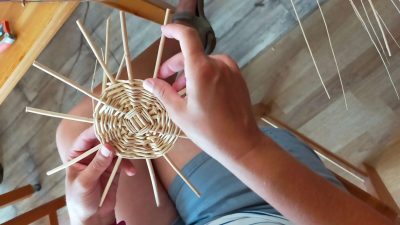 Début de panier dans l'atelier de vannerie pendant le stage avec un vannier