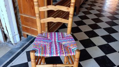 Chaise terminée stage rempaillage de chaises en torons de tissus