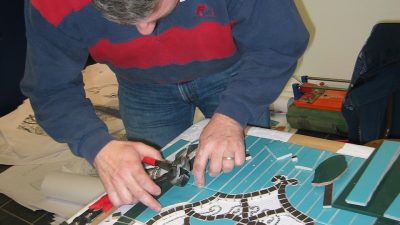 Stagiaire pendant le stage mosaïste dans l'atelier