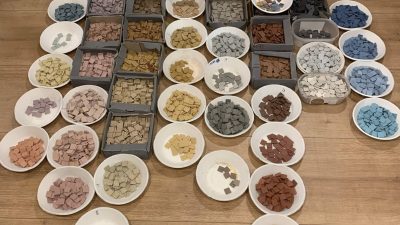 Tesselles en mosaïque moderne pendant le stage à Toulouse