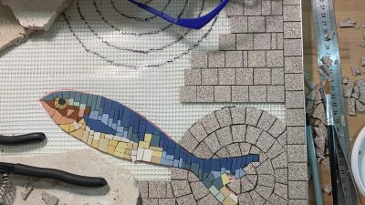 Composition d'une mosaïque moderne sur filet pendant le stage vers Toulouse