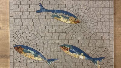 Finalisation d'une mosaïque moderne avec des poissons pendant le stage avec une mosaïste vers Toulouse