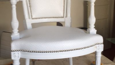 Fauteuil blanc cabriolet pendant le stage de tapissier d’ameublement