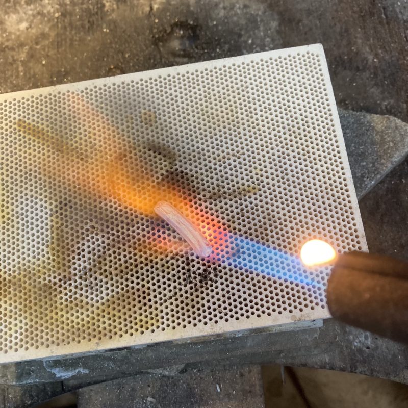 Chauffe de l'argent pendant le stage en bijouterie à Montpellier