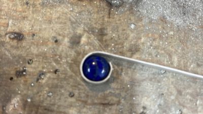 Sertissage pendant le stage chez un bijoutier à Montpellier