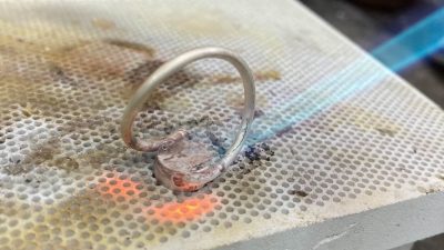 Création d'une bague pendant le stage chez un bijoutier à Montpellier