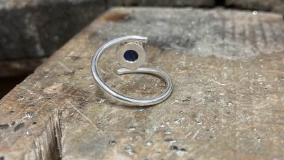 Finalisation d'une bague pendant le stage chez un bijoutier à Montpellier