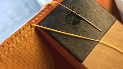 Détail de couture au cours du stage en maroquinerie avec un maroquinier à Biarritz dans le Pays Basque