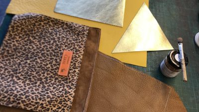 Création en cours pendant le stage en maroquinerie avec un maroquinier à Biarritz